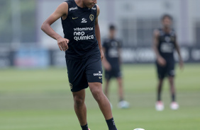 Wesley com a bola em seu domnio durante treino