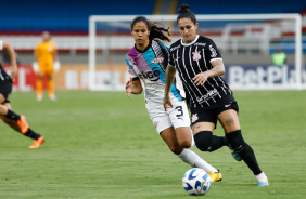 Fernanda durante jogo entre Corinthians e Libertad-Limpeño na Libertadores