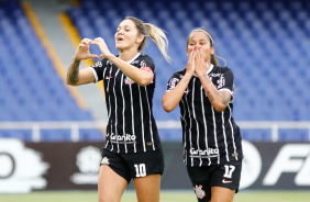 Gabi Zanotti e Vic Albuquerque celebram gol do Corinthians