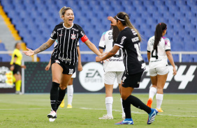 Gabi Zanotti e Vic Albuquerque celebram gol do Corinthians