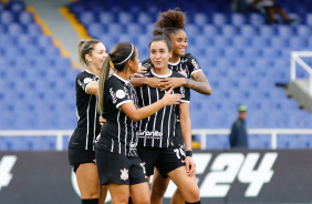 Gabi Zanotti, Vic Albuquerque, Andressa e Tarciane comemoram gol