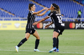 Paulinha celebra gol com Vic Albuquerque