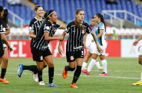 Vic Albuquerque e Jheniffer celebram gol do Corinthians; Zanotti comemora ao fundo