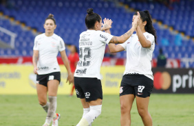 Fernanda indo comemorar com Duda Sampaio o gol marcado contra o Amrica de Cali