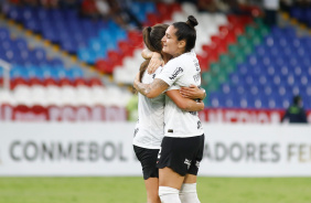 Jheniffer e Fernanda se abraando em comemorao de gol marcado na Libertadores Feminina