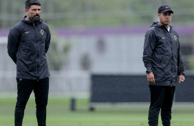 Bruno Mazziotti e Sidnei Lobo no gramado do CT Joaquim Grava