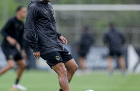 Caetano dando passe em treino matinal no CT