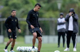 Cantillo dando passe em treino no CT; Bidu aparece ao fundo