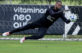 Carlos Miguel agarrando a bola durante atividade matinal de goleiros