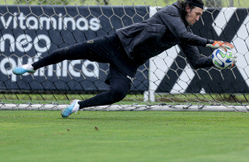 Cssio defendendo bola durante treino de goleiros