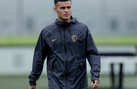 Fausto Vera caminhando em treino do Corinthians no CT