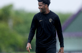 Gil sorridente durante atividade