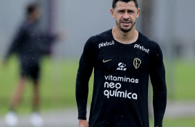 Giuliano andando no campo do CT durante atividade matinal