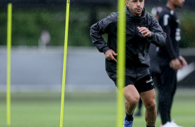 Giuliano correndo durante atividade de aquecimento no gramado do CT Joaquim Grava