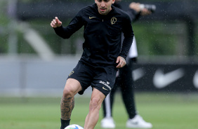 Gustavo Mosquito correndo com a bola em seu domnio em treino