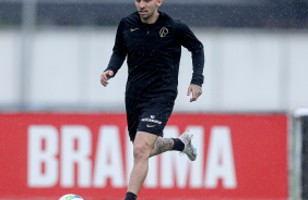 Gustavo Mosquito correndo com a bola em treino no CT