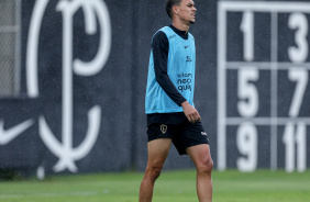 Joo Pedro 'Tchoca', zagueiro do Sub-20, em treino do profissional