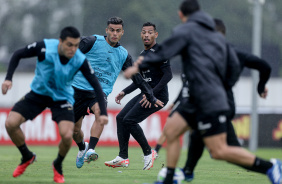 Jogadores do Corinthians durante atividade coletiva em treino no CT