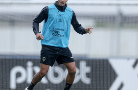 Lucas Verssimo com a bola em seu domnio em treino no CT