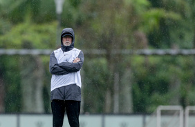 Mano Menezes com os braos cruzados em treino no CT Joaquim Grava