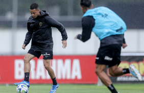 Matheus Arajo com a bola dominada durante treino