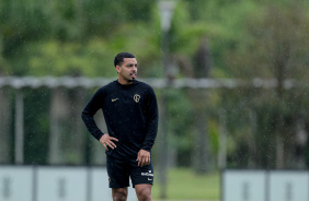 Matheus Bidu com a mo na cintura em atividade no CT