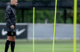 Maycon durante aquecimento no campo em treino matinal
