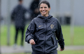 Mdica Ana Carolina Crte sorrindo no gramado do CT