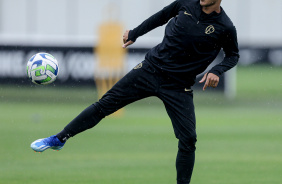 Pedro dominando a bola enquanto participa de atividade por parte da manh
