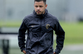 Romero andando no gramado do CT