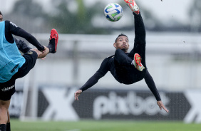 Ruan Oliveira virando voleio em atividade matinal no CT