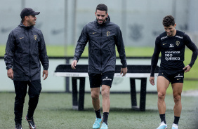 Sidnei Lobo, Renato Augusto e Rafael Ramos conversando  beira do gramado