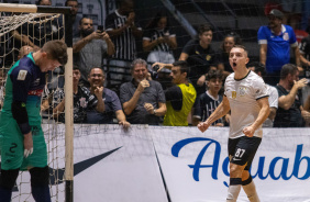 Canabarro festejando gol anotado contra o Magnus na final do Paulista de Futsal