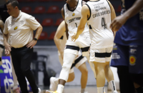 Cau Borges comemorando com Onwenu cesta anotada