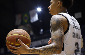 Gabi Campos com a bola em suas mos durante partida