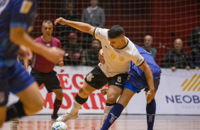 Gugu Flores defendendo a bola enquanto pressionado por jogador do Minas