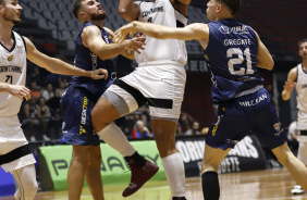 Hettsheimeir disputando bola com jogadores do So Jos