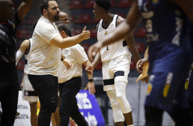 Santander conversando com Onwenu durante partida