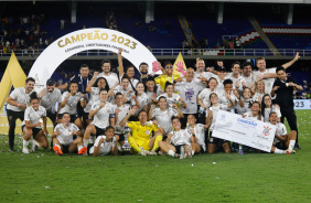 Delegao do Corinthians posando para foto de campeo da Libertadores Feminina