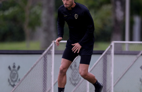 Fausto Vera com a bola durante treino