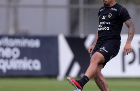 Matheus Bidu realizando passe em treino no CT