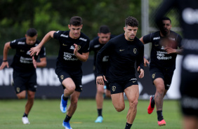 Rafael Ramos e companheiros realizando aquecimento no CT