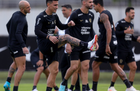 Rojas e elenco do Corinthians aquecendo no CT