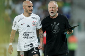 Fbio Santos conversando com Mano Menezes  beira do gramado