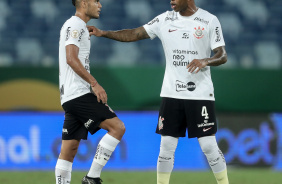 Gil conversando com Fausto Vera durante jogo na Arena Pantanal