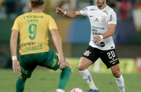 Giuliano com a bola dominada enfrentando jogador do Cuiab