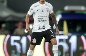 Lucas Verssimo com a bola dominada durante partida na Arena Pantanal