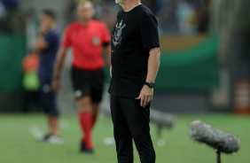 Mano Menezes  beira do gramado da Arena Pantanal