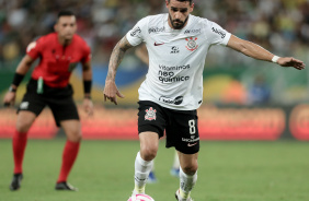 Renato Augusto armando um chute em jogo contra o Cuiab