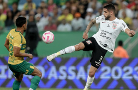 Renato Augusto esticando-se para conseguir chutar a bola em jogo contra o Cuiab